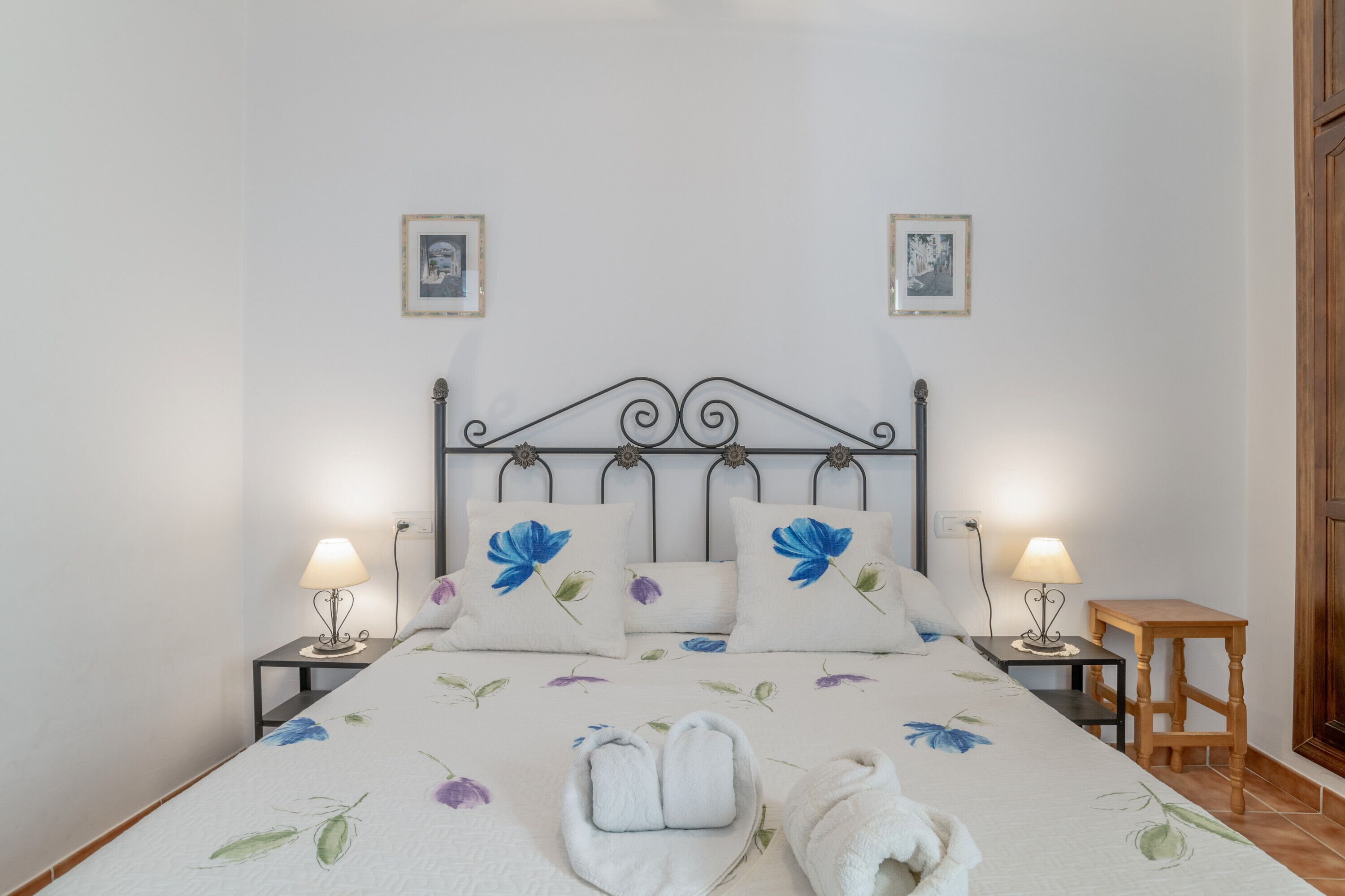 2 slaapkamers, een strijkplank/strijkijzer, beddengoed