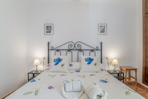 2 bedrooms, iron/ironing board, bed sheets