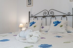 2 makuuhuonetta, silitysrauta/-lauta, vuodevaatteet