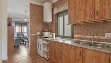 Køleskab, mikrobølgeovn, kogeplade, brødrister