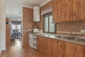 Frigorífico, microondas, placa de cocina y tostadora