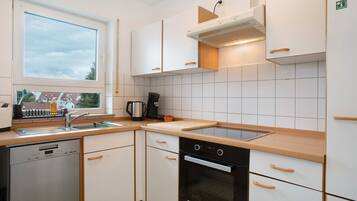 Jääkaappi, uuni, liesi, astianpesukone
