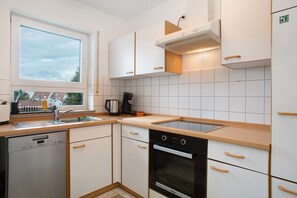 Een koelkast, een oven, een kookplaat, een vaatwasser
