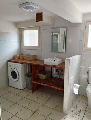 Douche, serviettes fournies, papier toilette