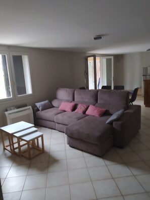 TV - Lovely apartment with swimming pool and exterior (Gabian)
