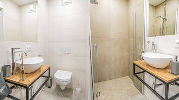 Dusche, Haartrockner, Handtücher, Seife