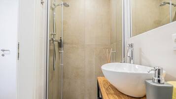 Dusche, Haartrockner, Handtücher, Seife