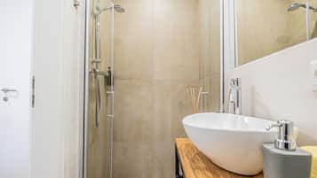 Dusche, Haartrockner, Handtücher, Seife