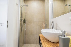 Douche, séchoir à cheveux, serviettes fournies, savon