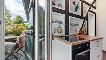 Fridge, oven, stovetop, coffee/tea maker