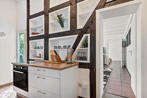 Fridge, oven, stovetop, coffee/tea maker - Apartment 'Muddi' with Shared Terrace, Private Garden and Wi-Fi (Lübbecke)