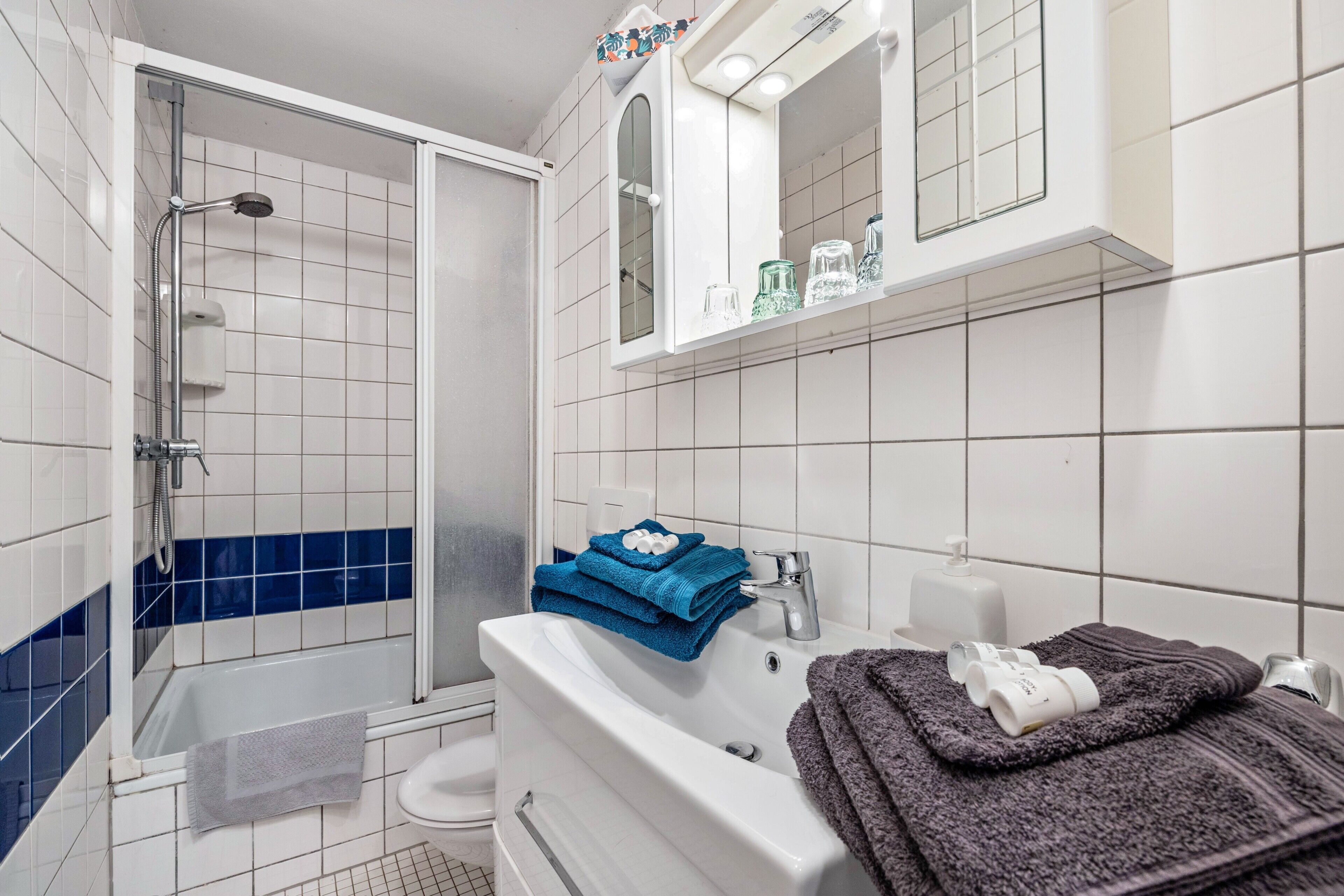 Ein Badezimmer mit Dusche, Badewanne, Toilette und Waschbecken.