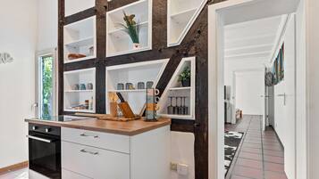 Fridge, oven, stovetop, coffee/tea maker