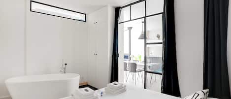 Apartment | 2 bedrooms, laptop workspace, iron/ironing board, bed sheets