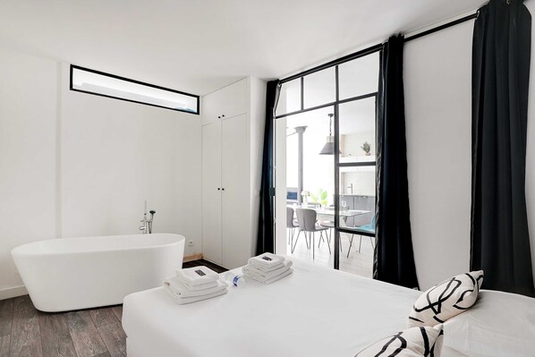 Apartment | 2 bedrooms, laptop workspace, iron/ironing board, bed sheets - Elegant Apartment -2br/4p - Sacre-coeur (Paris)