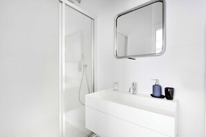 Apartment | Bathroom | Hair dryer, towels, shampoo - Elegant Apartment -2br/4p - Sacre-coeur (Paris)