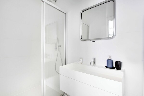Departamento | Baño | Secadora de cabello, toallas, shampoo 