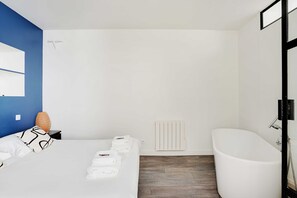 Apartment | 2 bedrooms, laptop workspace, iron/ironing board, bed sheets - Elegant Apartment -2br/4p - Sacre-coeur (Paris)