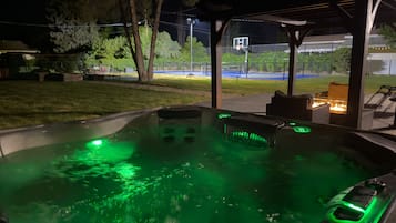 Bain à remous extérieur