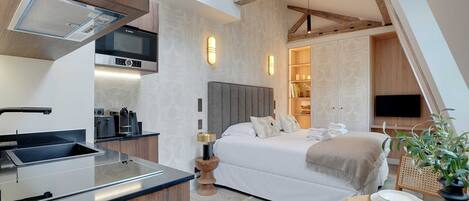 Apartment | 1 bedroom, laptop workspace, iron/ironing board, bed sheets