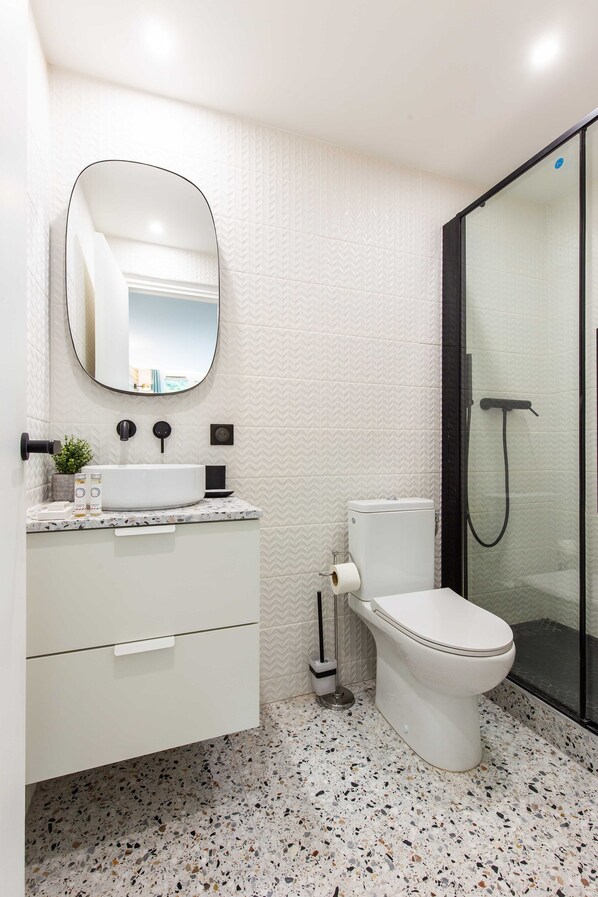 Apartment | Bathroom | Hair dryer, towels, shampoo