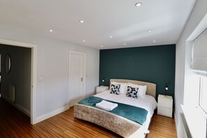Free WiFi, bed sheets - Spacious 5-Bedroom Home in Maidenhead (Maidenhead)