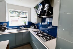 Fridge, microwave, oven, dishwasher - Spacious 5-Bedroom Home in Maidenhead (Maidenhead)
