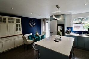 Dining - Spacious 5-Bedroom Home in Maidenhead (Maidenhead)