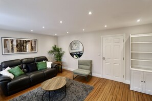 Living area - Spacious 5-Bedroom Home in Maidenhead (Maidenhead)