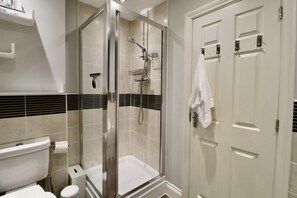 Shower, towels - Spacious 5-Bedroom Home in Maidenhead (Maidenhead)