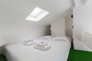 Apartment | 2 bedrooms, iron/ironing board, bed sheets