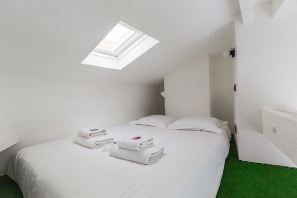 2 habitaciones, tabla de planchar con plancha y ropa de cama