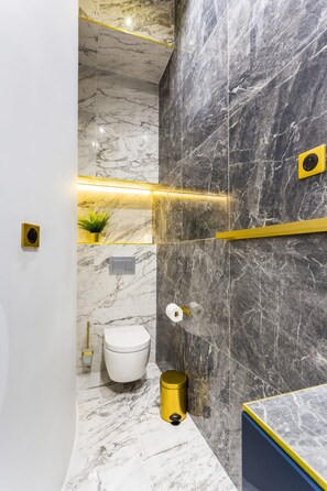 Apartment | Bathroom | Hair dryer, towels, shampoo