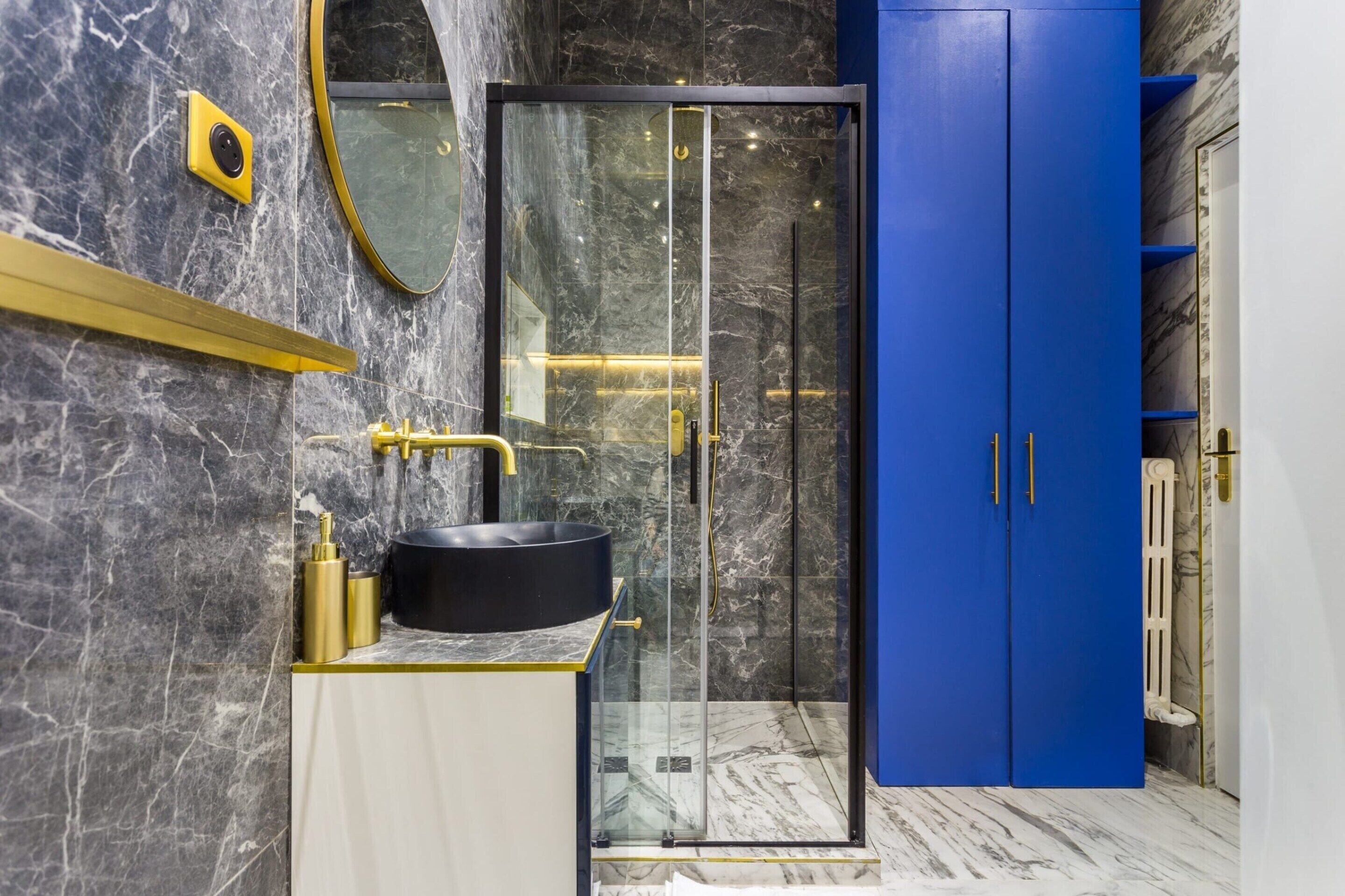 Apartment | Bathroom | Hair dryer, towels, shampoo
