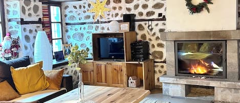 Télévision, cheminée