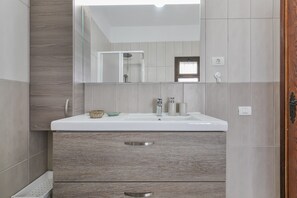 Douche, serviettes fournies