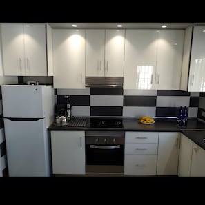 Geladeira, micro-ondas, fogão, cooktop