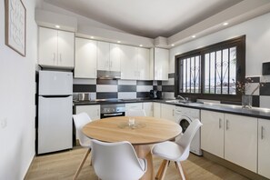 Fridge, microwave, oven, stovetop - Vacation 'Steffi' with Shared Pool, Wi-Fi and Air Conditioning (Arona)