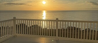 Beachfront Bliss: Spacious 2-Bedroom Townhouse with Sunset Views in Negril
