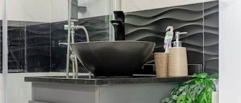 Séchoir à cheveux, serviettes fournies, savon, papier de toilette