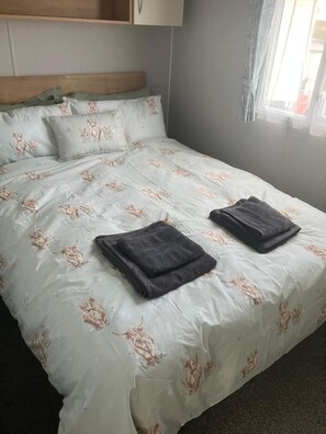 2 habitaciones, tabla de planchar con plancha y ropa de cama