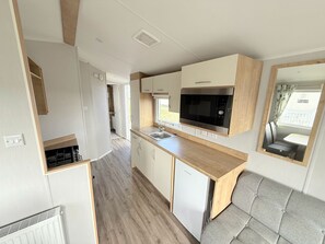 Een koelkast, een microgolfoven, een oven, een kookplaat