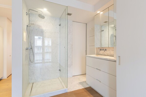 Douche, serviettes fournies