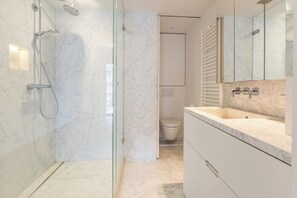 Shower, towels - Koningslaan Zegemeer Knokke (Knokke-Heist)