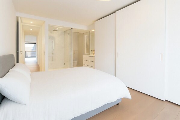 2 bedrooms, iron/ironing board, internet, bed sheets