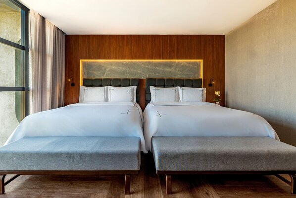 Un lit double avec une tête de lit en bois et une table de chevet.