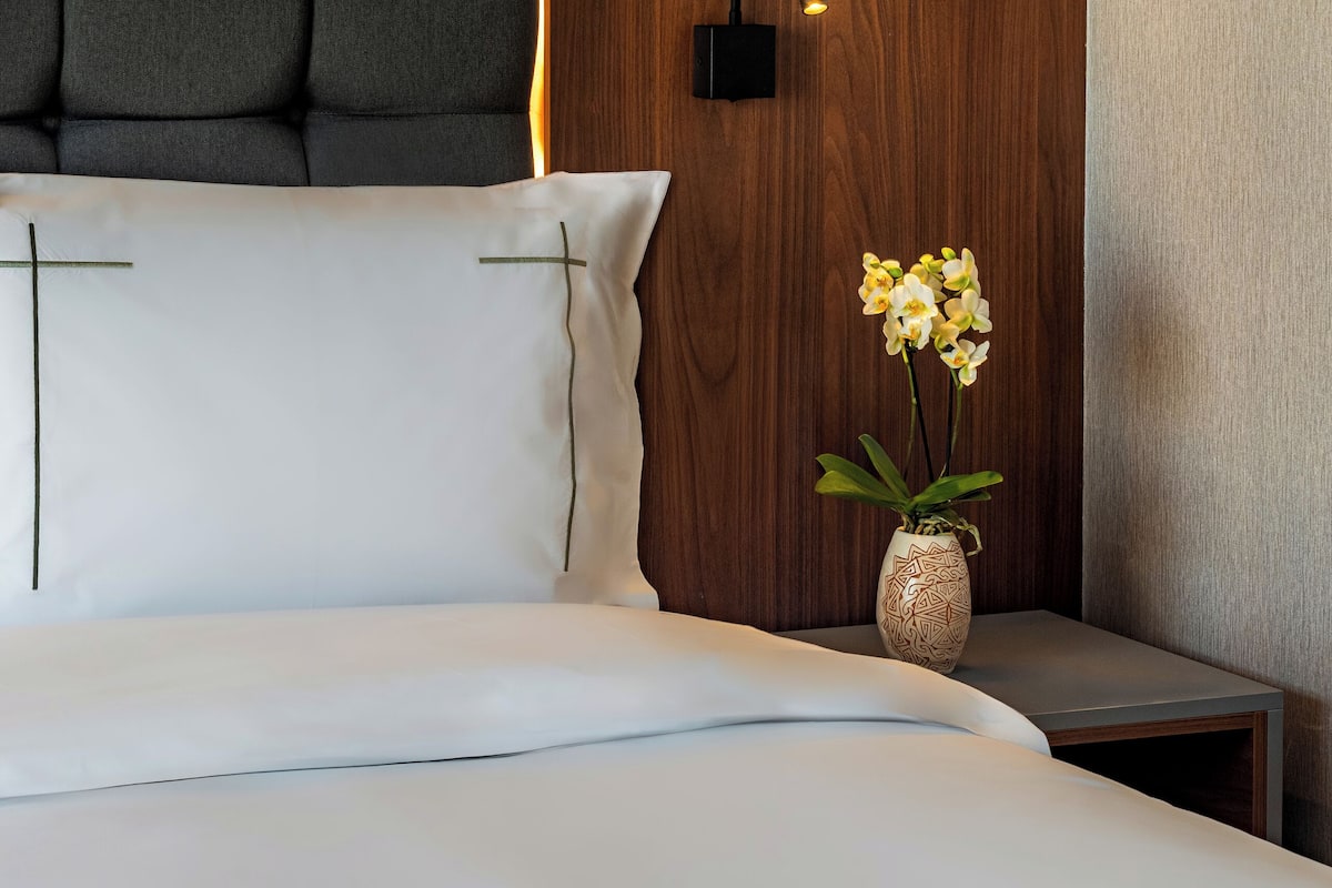 Minibar, két bảo mật tại phòng, khu vực làm việc phù hợp cho laptop