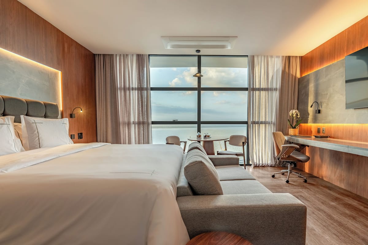 Minibar, két bảo mật tại phòng, khu vực làm việc phù hợp cho laptop