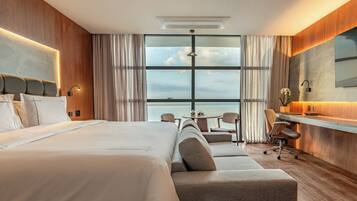 Een minibar, een kluis op de kamer, een laptopwerkplek