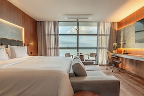 Minibar, in-room safe, laptop workspace, blackout curtains - Tivoli Maiorana Belém Pará Hotel (Belém)